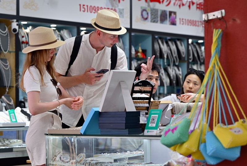 Rua histórica em Haikou atrai turistas internacionais