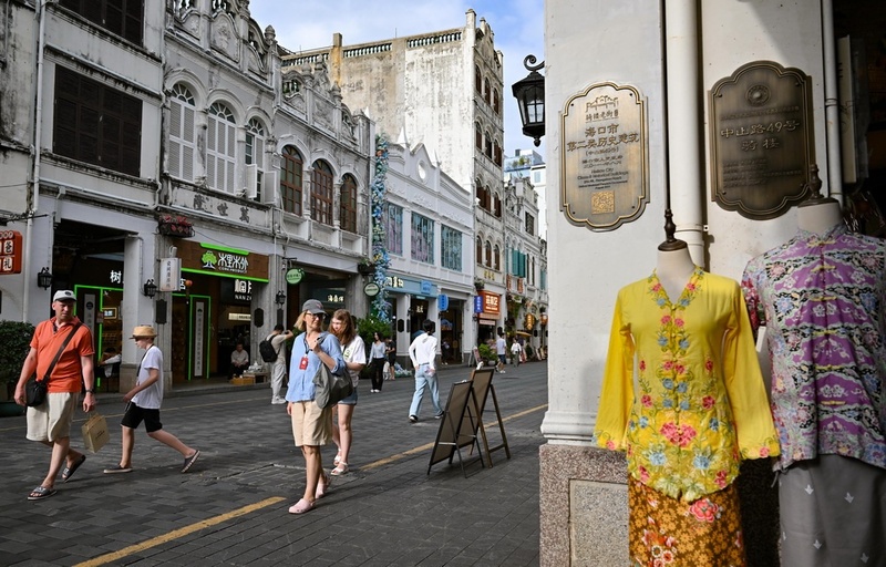Rua histórica em Haikou atrai turistas internacionais