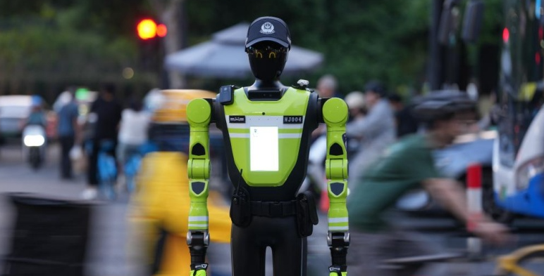 Robôs de gestão de tráfego "entram em serviço" nas ruas de HangzhouA mobilização desse esquadrão organizado de robôs de gestão de tráfego marca uma nova fase no desenvolvimento da gestão inteligente de tráfego urbano em Hangzhou.