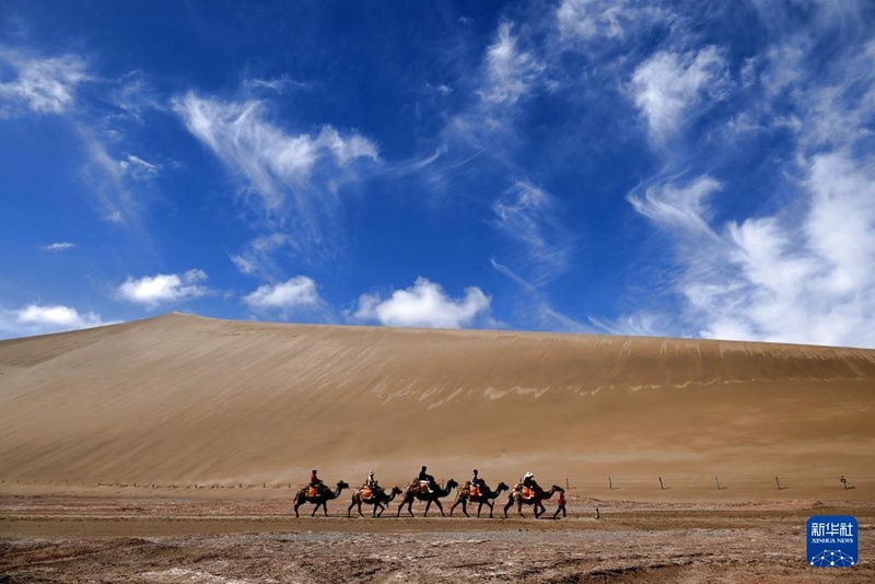 Galeria: deserto e nuvens criam paisagem de tirar fôlego em Gansu, noroeste da China
