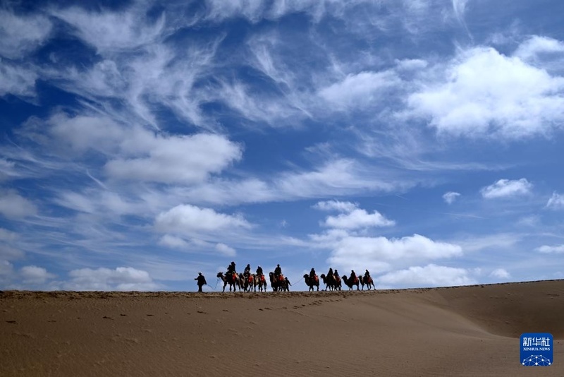 Galeria: deserto e nuvens criam paisagem de tirar fôlego em Gansu, noroeste da China