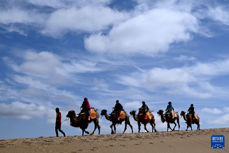 Galeria: deserto e nuvens criam paisagem de tirar fôlego em Gansu, noroeste da China