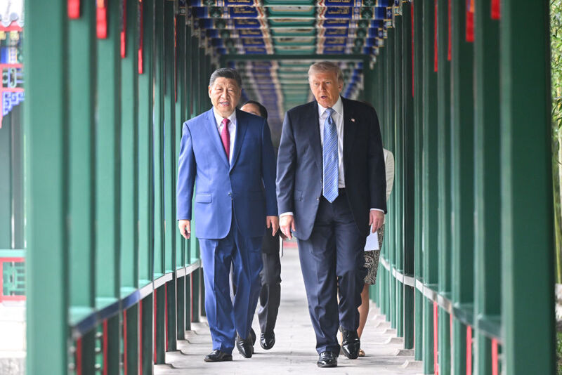 Xi Jinping e Trump realizam reunião privada em Beijing