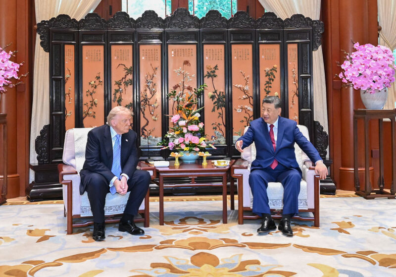 Xi Jinping e Trump realizam reunião privada em Beijing