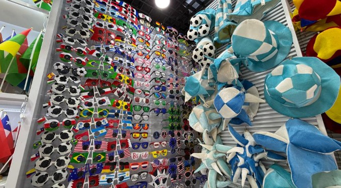 "Made in Yiwu" se prepara para Copa do Mundo nos EUA, Canadá e MéxicoEmbora o pico do período de embarques já tenha passado, os pedidos de reposição continuam robustos, e os produtos "Made in Yiwu" estão se preparando para o torneio com uma abordagem nova e renovada. 