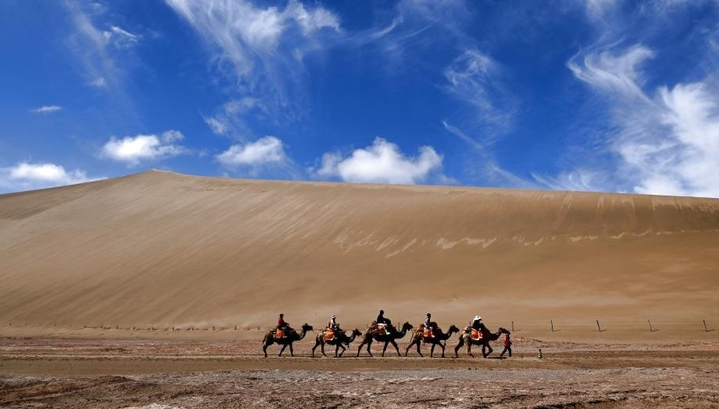 Deserto e nuvens criam paisagem de tirar fôlego em Gansu, noroeste da China Os famosos pontos turísticos, montanha Mingsha e Fonte da Lua Crescente, em Dunhuang, na província de Gansu, noroeste da China, revelaram cenários deslumbrantes após uma chuva.