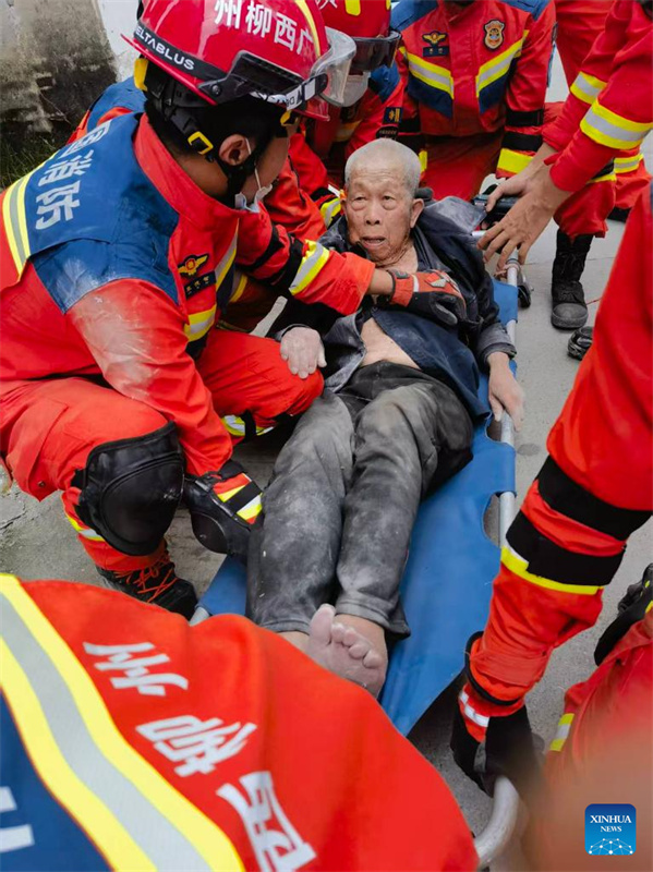 Dois mortos e homem de 91 anos resgatado após terremoto de magnitude 5,2 atingir Guangxi, sul da china
