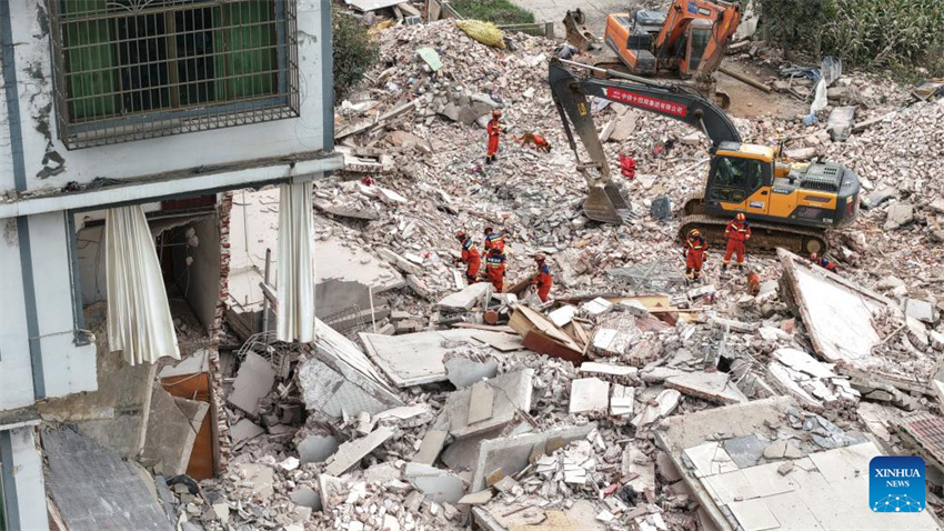 Dois mortos e homem de 91 anos resgatado após terremoto de magnitude 5,2 atingir Guangxi, sul da china