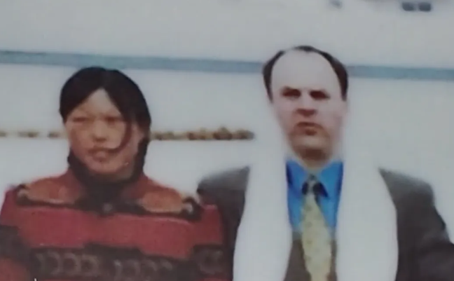 Professor americano que ajudou a reflorestar deserto chinês reencontra velha amiga após duas décadasA história da “heroína chinesa do combate à desertificação”, Yin Yuzhen, em busca de seu amigo americano, Ronald Sakolsky, ganhou grande repercussão recentemente.