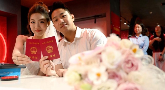 Casais chineses escolhem datas que soam como "amor" para se casarCasais em toda a China estão correndo para oficializar a união nesta quarta e quinta-feira, 20 e 21 de maio, duas datas que soam como "Eu te amo" quando ditas em voz alta em mandarim.