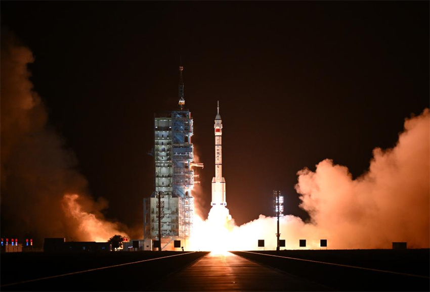 China lança espaçonave tripulada Shenzhou-23
