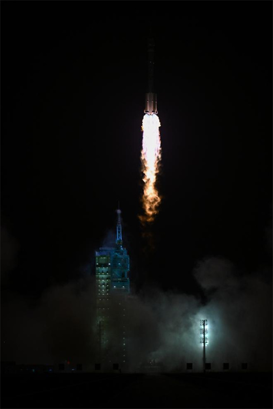 China lança espaçonave tripulada Shenzhou-23