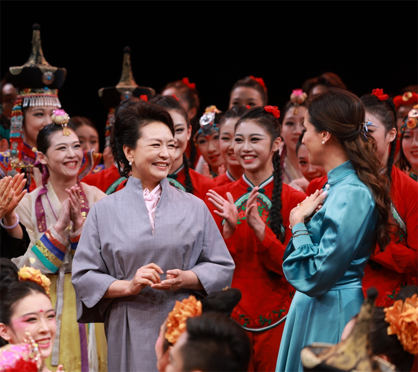 Peng Liyuan e Tamara Vucic visitam Academia de Dança de Beijing