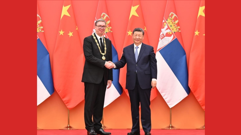 Xi Jinping concede ao presidente sérvio Aleksandar Vucic Medalha da Amizade da China