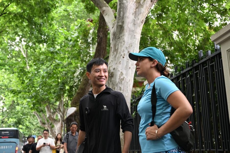 Guia turístico leva estrangeiros a explorar a verdadeira essência de Shanghai