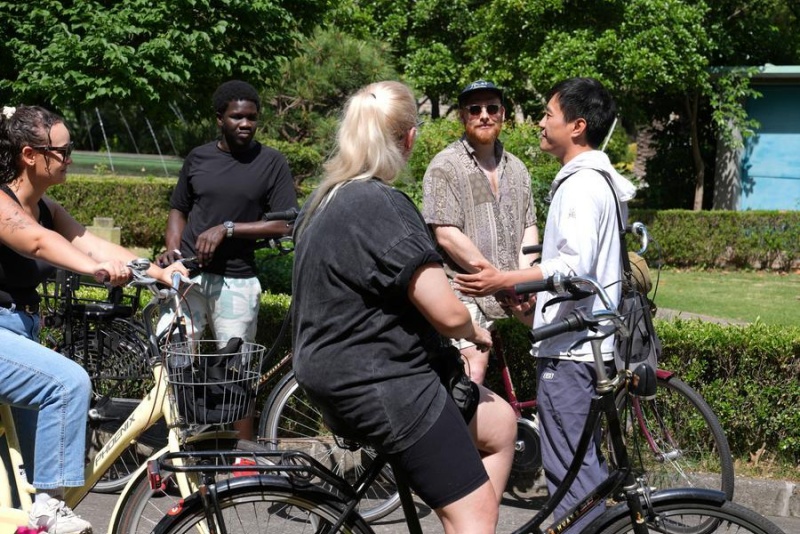 Guia turístico leva estrangeiros a explorar a verdadeira essência de Shanghai