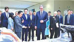 Presidente sérvio elogia conquistas tecnológicas da ChinaNa terça-feira, terceiro dia da visita de Estado do presidente sérvio Aleksandar Vucic à China, ele passou cerca de cinco minutos dentro de um veículo elétrico recém-lançado no showroom da fábrica de automóveis da empresa chinesa de tecnologia Xiaomi, em Beijing.