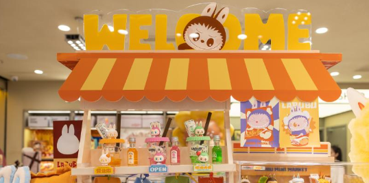 Fabricante chinesa de brinquedos Pop Mart entra oficialmente no mercado brasileiro em junhoA fabricante chinesa de brinquedos Pop Mart lançará oficialmente seus produtos no Brasil em junho, incluindo as bonecas Labubu, que conquistaram o mundo no ano passado. 