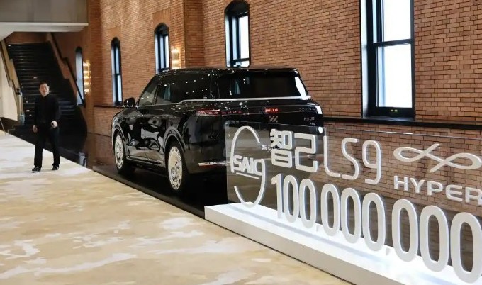 Montadoras chinesas ultrapassam pela primeira vez a marca de 100 milhões de veículos produzidos e vendidosEm 28 de maio, o Grupo SAIC realizou em Shanghai a entrega do seu veículo número 100 milhões, tornando-se o primeiro grupo automobilístico da história da China a atingir essa marca.