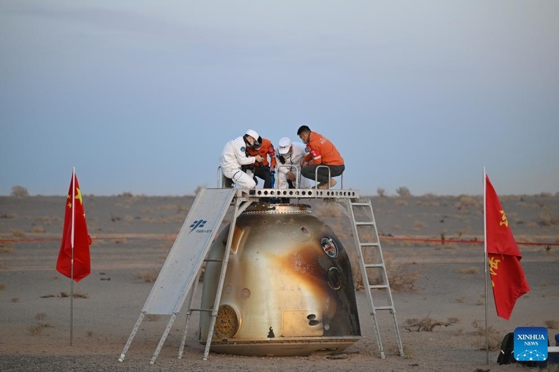 Astronautas de Shenzhou-21 retornam à Terra após missão recorde de 210 dias