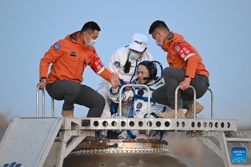 Astronautas de Shenzhou-21 retornam à Terra após missão recorde de 210 dias