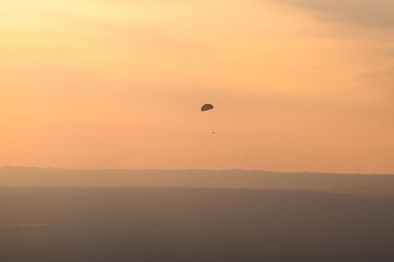 Astronautas de Shenzhou-21 retornam à Terra após missão recorde de 210 dias