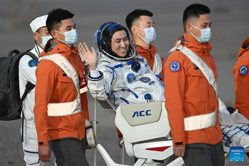 Astronautas de Shenzhou-21 retornam à Terra após missão recorde de 210 dias