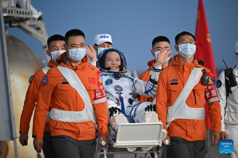 Astronautas de Shenzhou-21 retornam à Terra após missão recorde de 210 dias