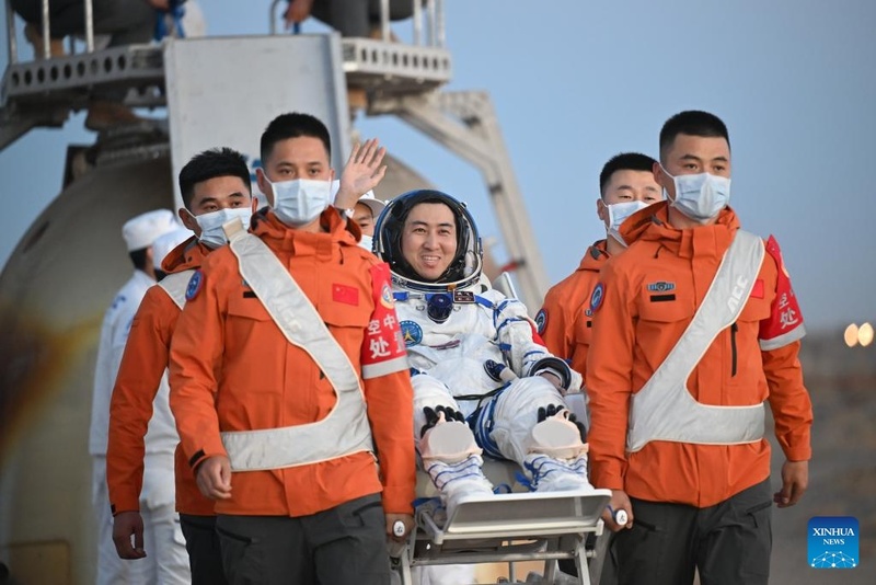 Astronautas de Shenzhou-21 retornam à Terra após missão recorde de 210 dias
