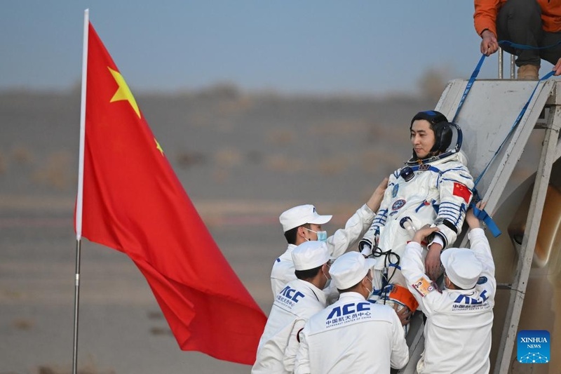 Astronautas de Shenzhou-21 retornam à Terra após missão recorde de 210 dias