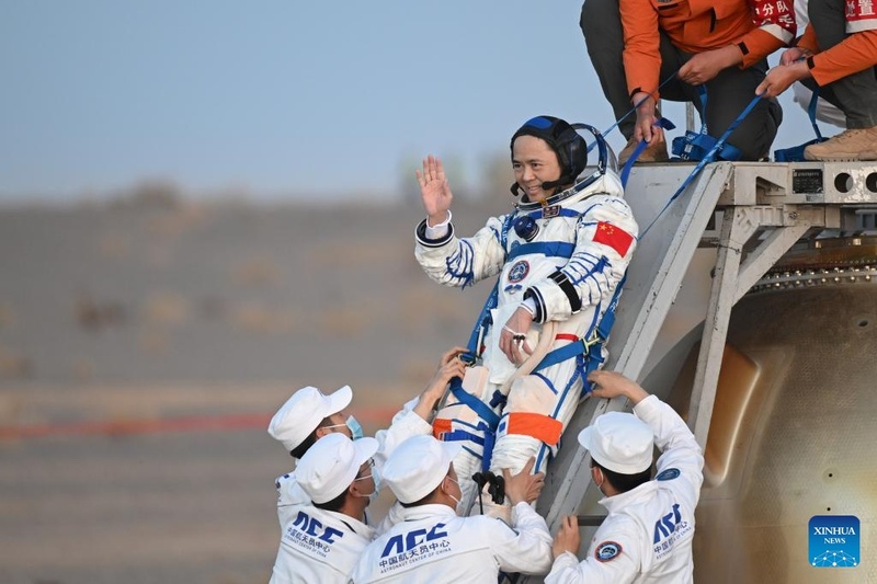 Astronautas de Shenzhou-21 retornam à Terra após missão recorde de 210 dias