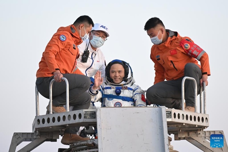 Astronautas de Shenzhou-21 retornam à Terra após missão recorde de 210 dias
