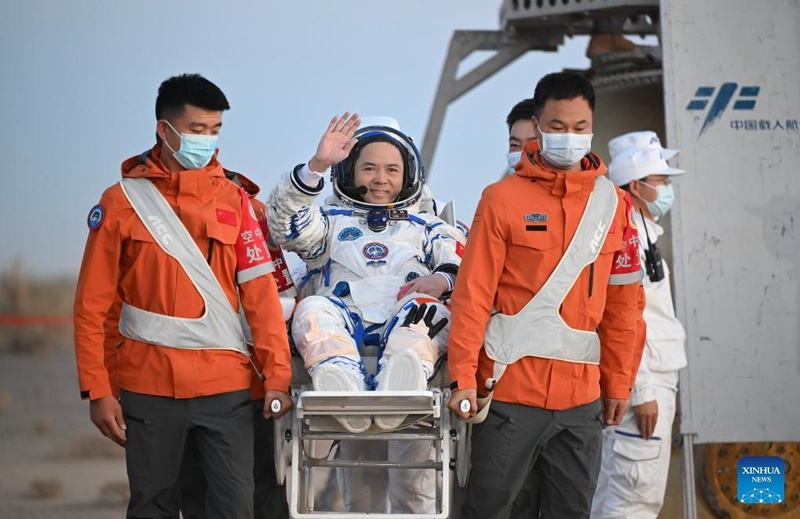 Astronautas de Shenzhou-21 retornam à Terra após missão recorde de 210 dias