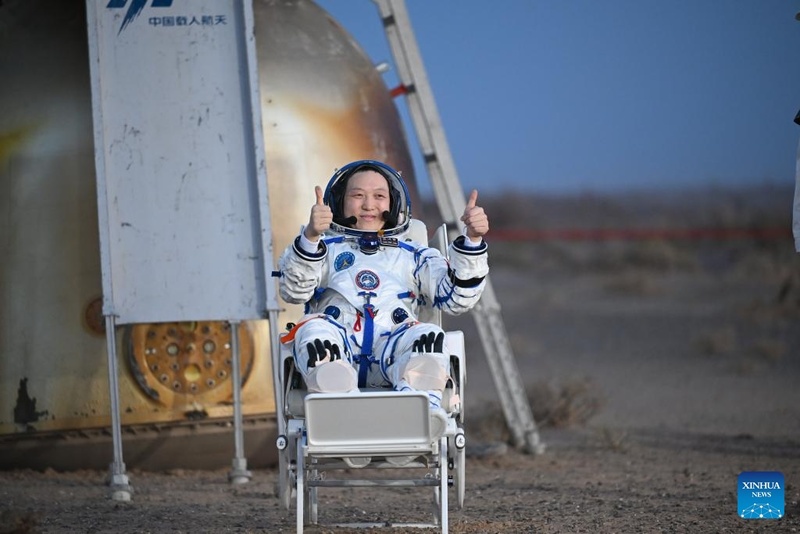 Astronautas de Shenzhou-21 retornam à Terra após missão recorde de 210 dias