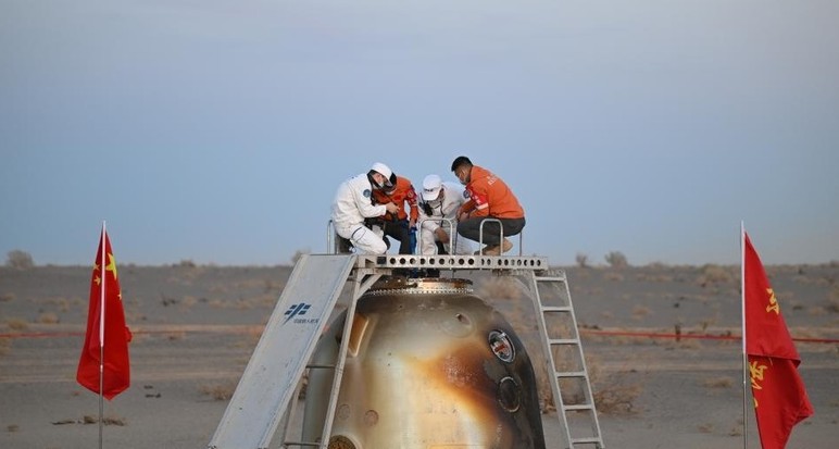 Astronautas de Shenzhou-21 retornam à Terra após missão recorde de 210 diasA tripulação da Shenzhou-21 alcançou novos resultados em uma série de experimentos científicos e testes tecnológicos.