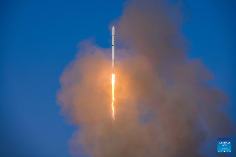 Foguete Longa Marcha-12B da China realiza com sucesso seu voo inaugural