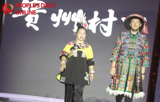 Jovem americano à descoberta do desfile de moda "Village T" em Guizhou