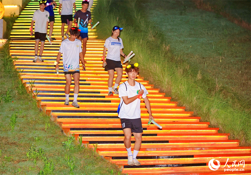 Corrida noturna de verão se populariza em Jiangxi, leste da China