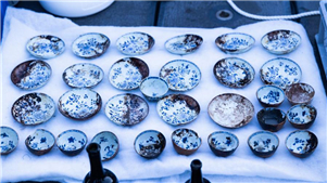Carga de porcelana chinesa encontrada em naufrágio do século XVIII na costa da NoruegaArqueólogos recuperaram grandes quantidades de porcelana chinesa azul e branca, juntamente com fragmentos de lustres, taças, tecidos e grãos, a cerca de 600 metros de profundidade nas águas do Estreito de Skagerrak.