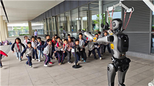 Superfábricas, inteligência artificial e mobilidade aérea: a nova face do turismo em WuhanFábricas de eletrodomésticos inteligentes, robôs humanoides, trens suspensos aéreos... Esses cenários tecnológicos de ponta estão se transformando em atrações turísticas imersivas no chamado “Vale Óptico da China” (China Optics Valley), em Wuhan. 