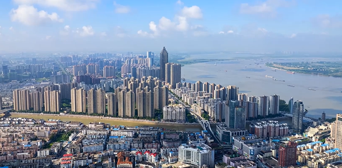 Wuhu: mil anos de tradição artesanal e uma poderosa indústria inteligenteLocalizada na confluência dos rios Yangtze e Qingyi, a cidade de Wuhu não apenas nutriu a rica cultura do sul de Anhui, como deu também origem a um setor industrial vibrante e em constante crescimento.