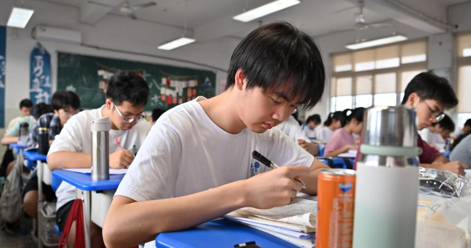 Pais recorrem a amuletos da sorte com a aproximação do gaokaoEnquanto os estudantes se concentram nas revisões de última hora, seus pais estão ocupados preparando itens de "boa sorte" como forma de oferecer incentivo e apoio emocional.