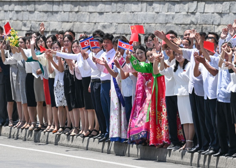 Xi Jinping chega a Pyongyang para visita de Estado à RPDC e é recebido com grande cerimônia de boas-vindas
