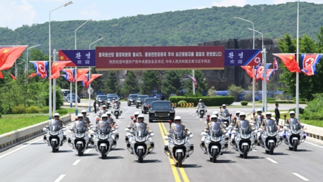 Xi Jinping chega a Pyongyang para visita de Estado à RPDC e é recebido com grande cerimônia de boas-vindas