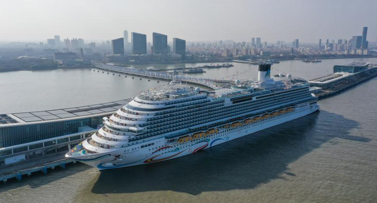 Primeiro cruzeiro marítimo sem destino da China parte de ShanghaiAdora Magic City, o primeiro navio de cruzeiro de grande porte fabricado inteiramente na China, partiu de Shanghai no sábado.