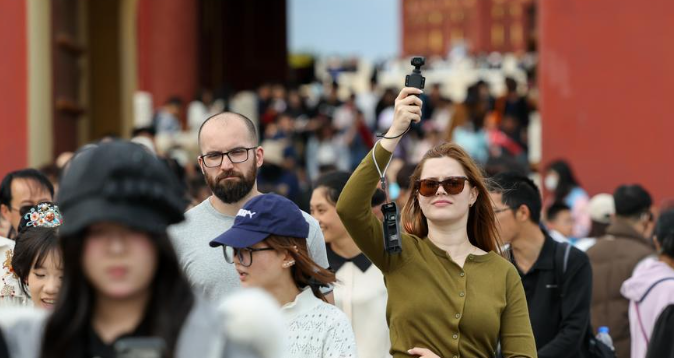 Blogueiros estrangeiros destacam sensação de segurança cotidiana na ChinaEm um nível mais profundo, observadores também atribuem esse ambiente seguro à estabilidade social de longo prazo da China.