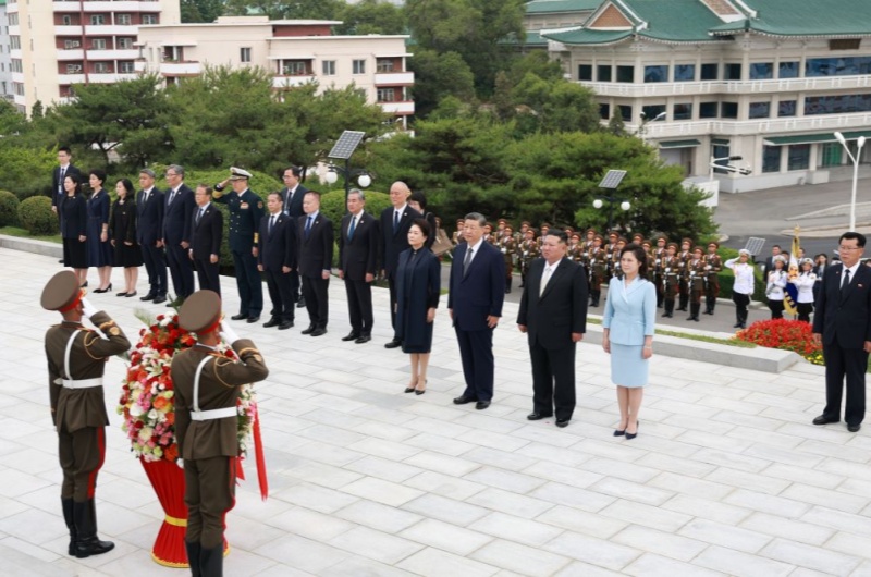 Xi e Kim comprometem-se a levar adiante a grande amizade tradicional China-RPDC através de gerações