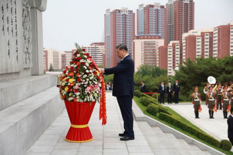 Xi e Kim comprometem-se a levar adiante a grande amizade tradicional China-RPDC através de gerações