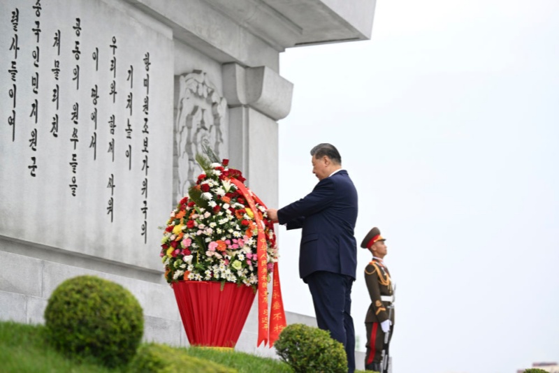 Xi e Kim comprometem-se a levar adiante a grande amizade tradicional China-RPDC através de gerações