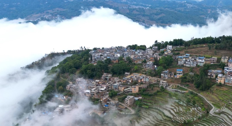 Beleza das aldeias hani e dos terraços agrícolas em Yunnan após queda da chuvaApós uma chuva de verão, o distrito de Honghe, na Prefeitura Autônoma das Etnias Hani e Li de Honghe, na província de Yunnan, apresenta uma paisagem pitoresca digna de uma pintura a tinta chinesa.